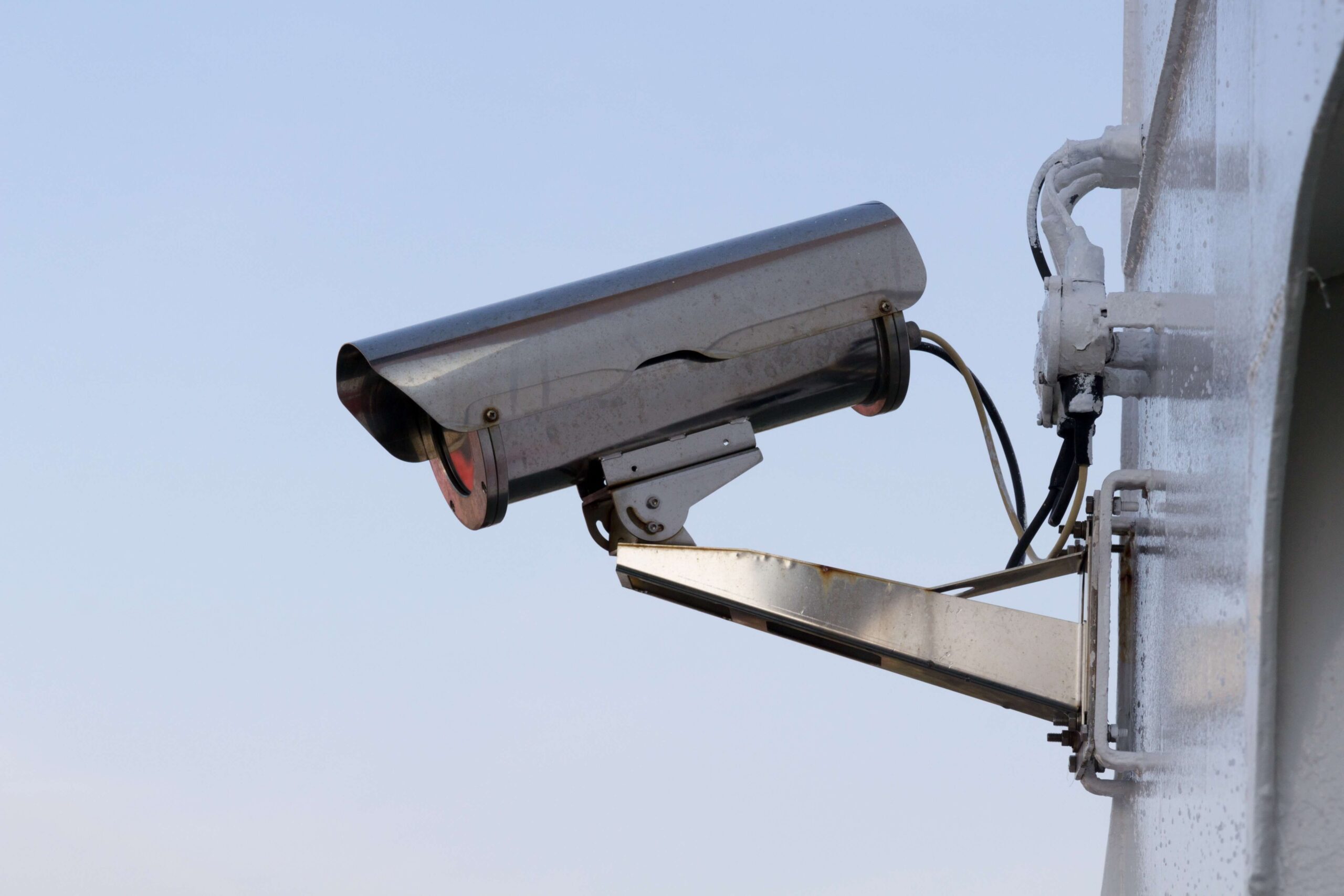 Cette photographie représente une caméra de vidéosurveillance.
